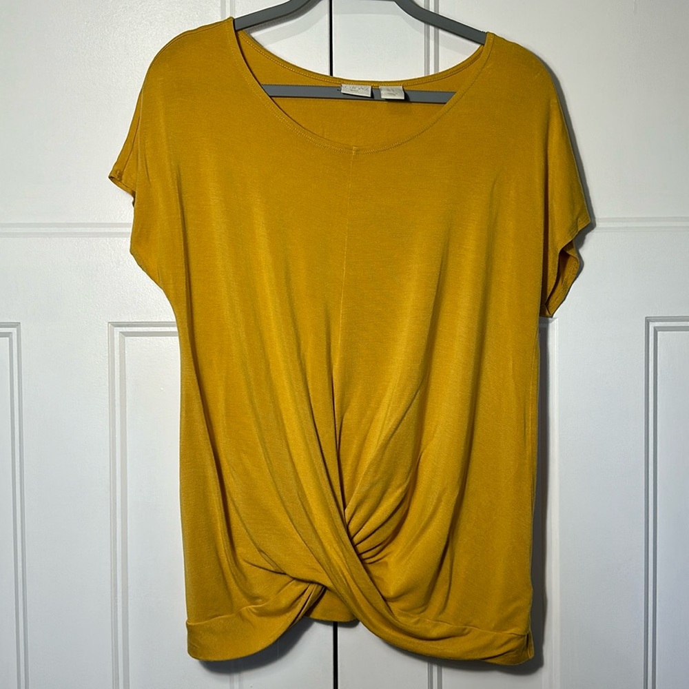 St. Tropez West
* Short sleeve top with twist front design 
* Yellow gold color